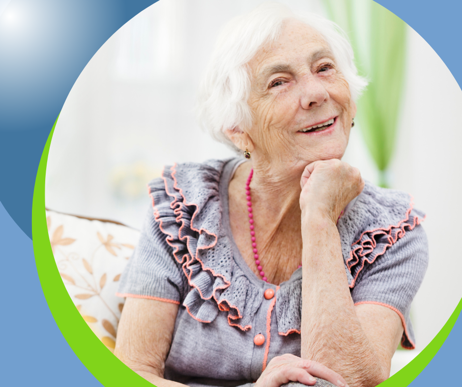 Glückliche Seniorin lächelt in die Kamera